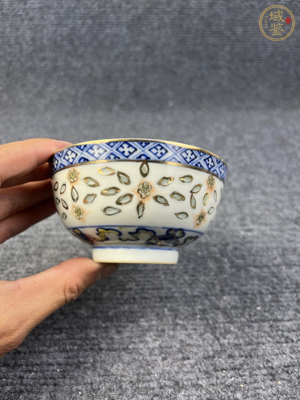 古玩陶瓷玲瓏瓷蓮池紋碗真品鑒賞圖