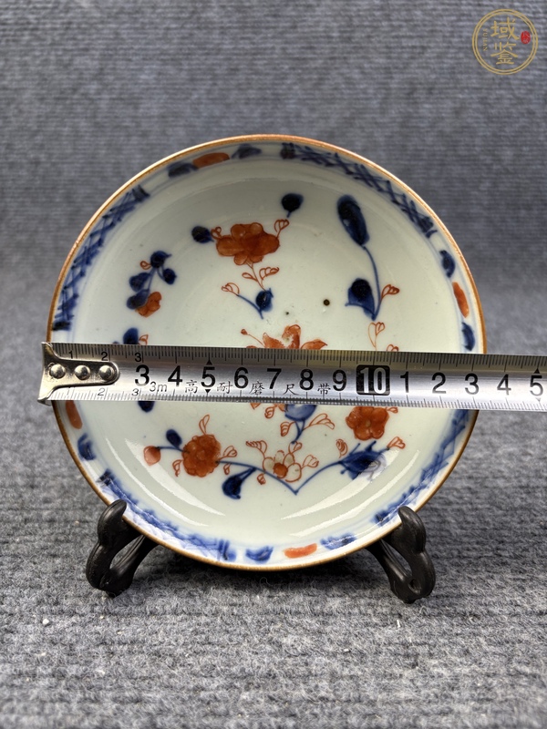 古玩陶瓷青花礬紅描金花卉紋盤真品鑒賞圖