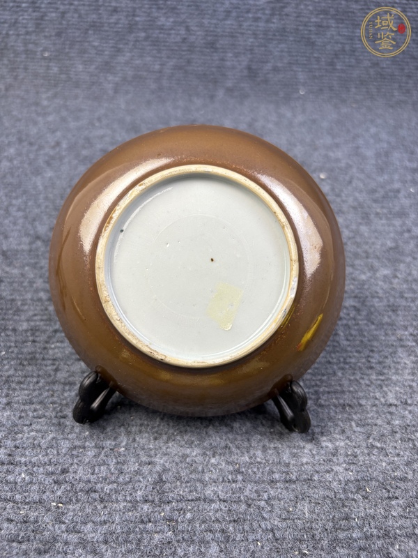 古玩陶瓷外紫金釉內粉彩花卉紋盤真品鑒賞圖