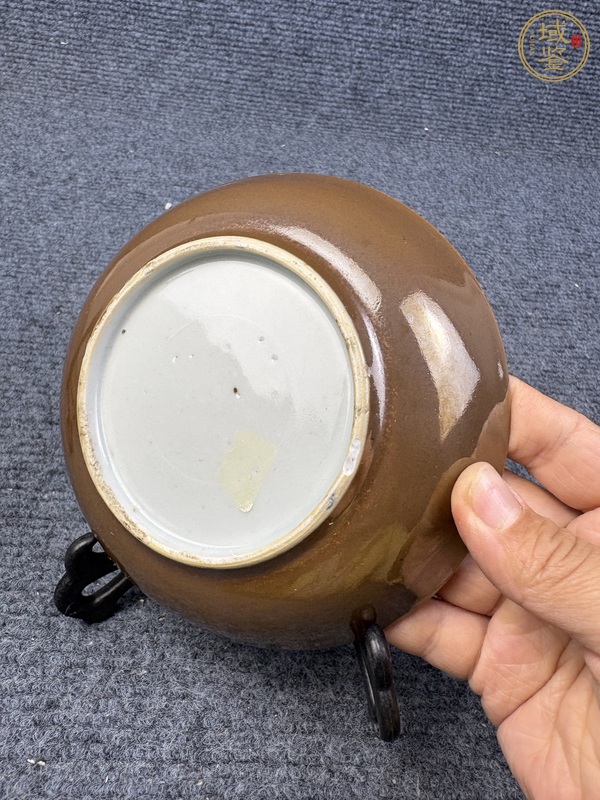 古玩陶瓷外紫金釉內粉彩花卉紋盤真品鑒賞圖