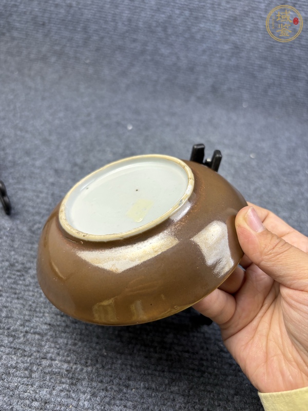 古玩陶瓷外紫金釉內粉彩花卉紋盤真品鑒賞圖