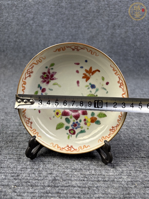 古玩陶瓷外紫金釉內粉彩花卉紋盤真品鑒賞圖