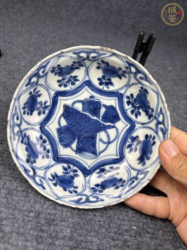 古玩陶瓷青花開窗花卉紋盤真品鑒賞圖