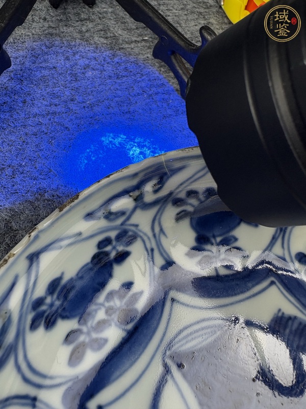 古玩陶瓷青花開窗花卉紋盤真品鑒賞圖