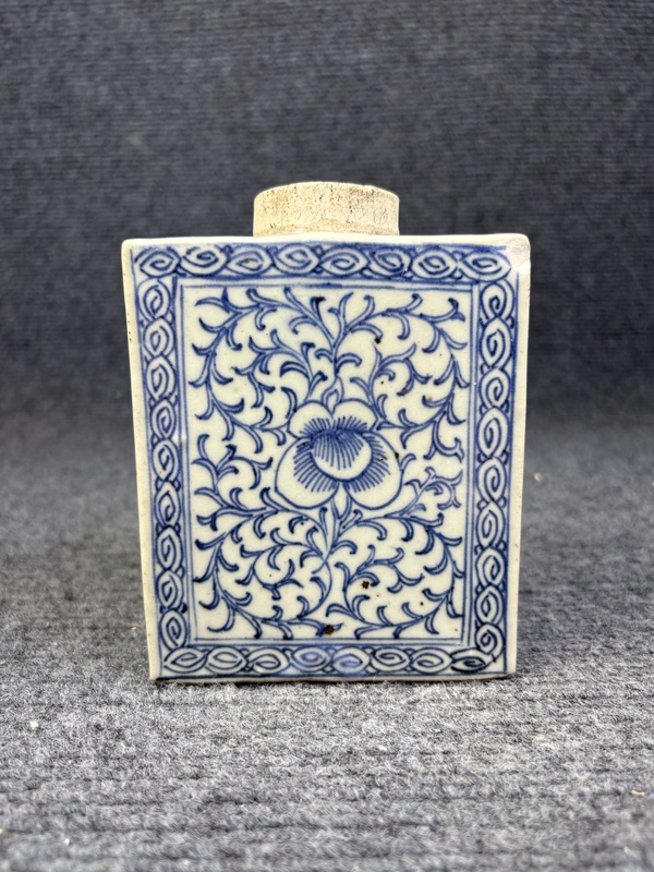 古玩陶瓷青花纏枝蓮紋茶葉罐拍賣，當(dāng)前價格0元