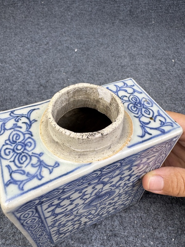 古玩陶瓷青花纏枝蓮紋茶葉罐拍賣，當(dāng)前價(jià)格0元