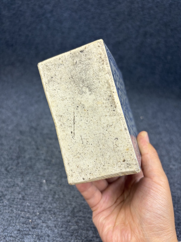 古玩陶瓷青花纏枝蓮紋茶葉罐拍賣，當(dāng)前價(jià)格0元