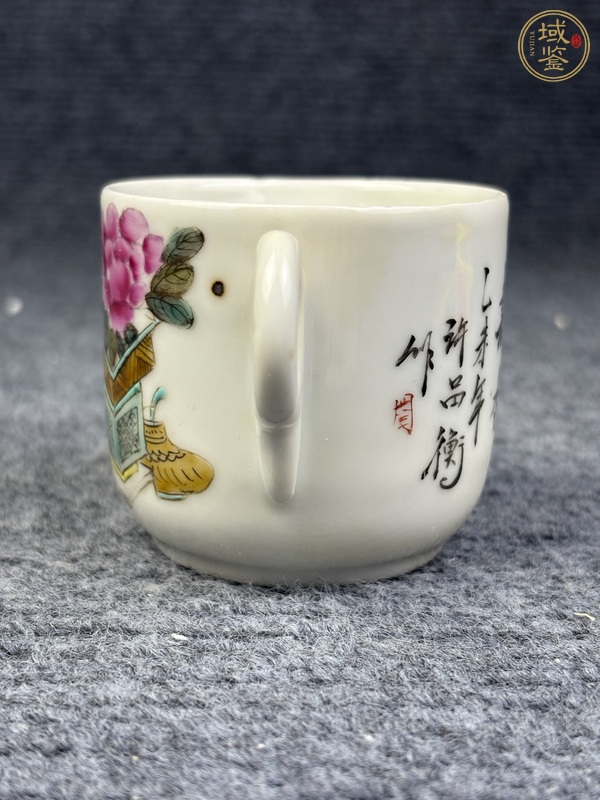古玩陶瓷淺降彩博古花卉紋把杯真品鑒賞圖