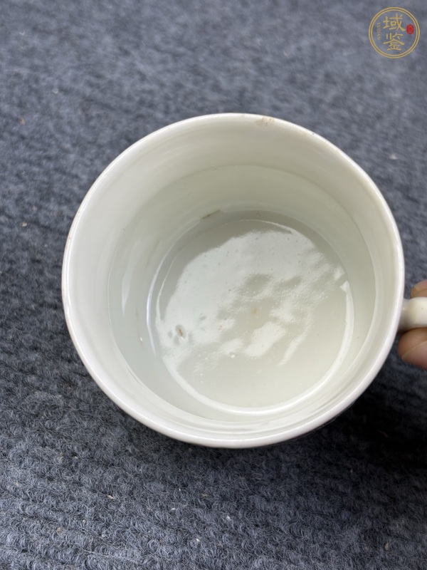 古玩陶瓷淺降彩博古花卉紋把杯真品鑒賞圖