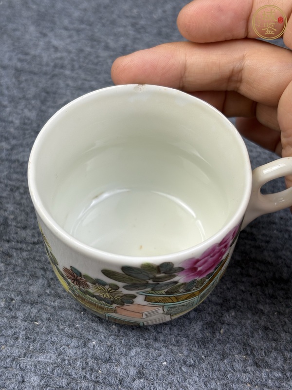 古玩陶瓷淺降彩博古花卉紋把杯真品鑒賞圖