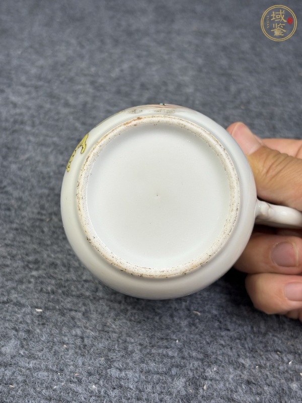 古玩陶瓷淺降彩博古花卉紋把杯真品鑒賞圖