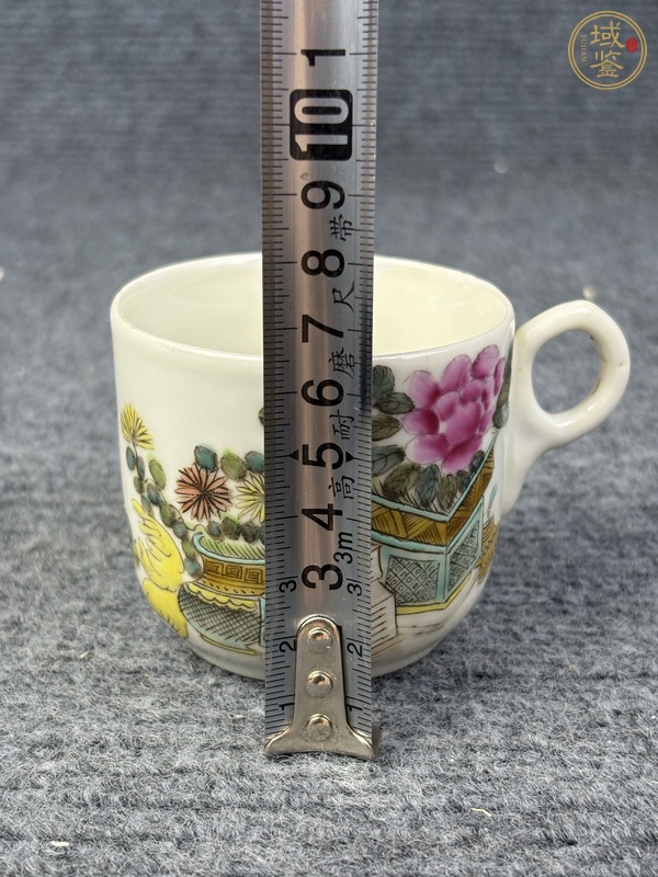 古玩陶瓷淺降彩博古花卉紋把杯真品鑒賞圖