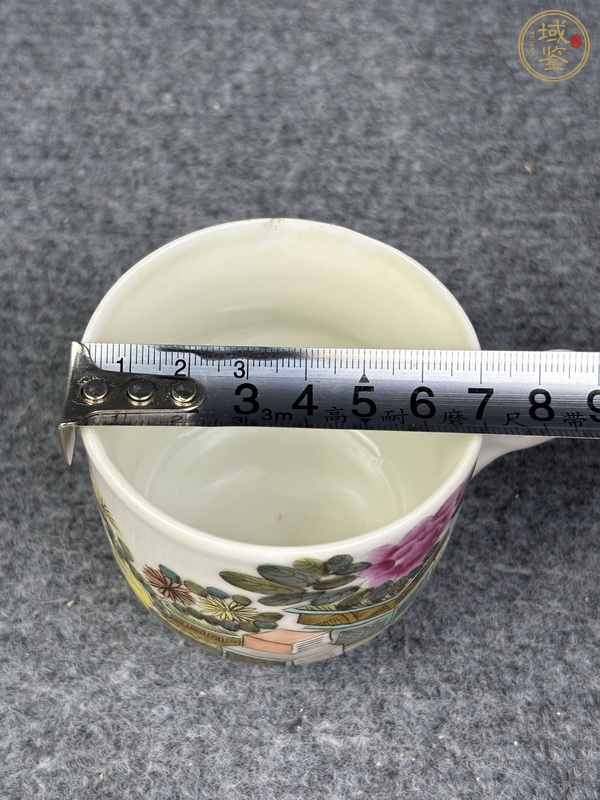 古玩陶瓷淺降彩博古花卉紋把杯真品鑒賞圖