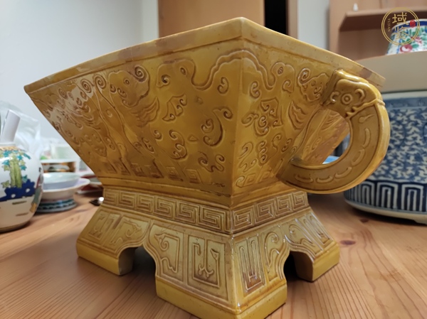 古玩陶瓷黃釉模印古青銅紋簠真品鑒賞圖