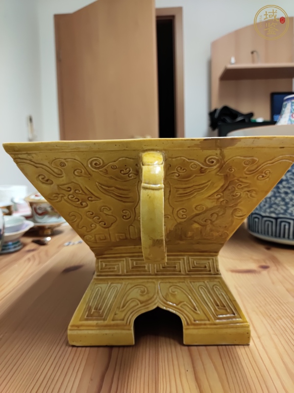 古玩陶瓷黃釉模印古青銅紋簠真品鑒賞圖
