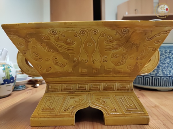 古玩陶瓷黃釉模印古青銅紋簠真品鑒賞圖