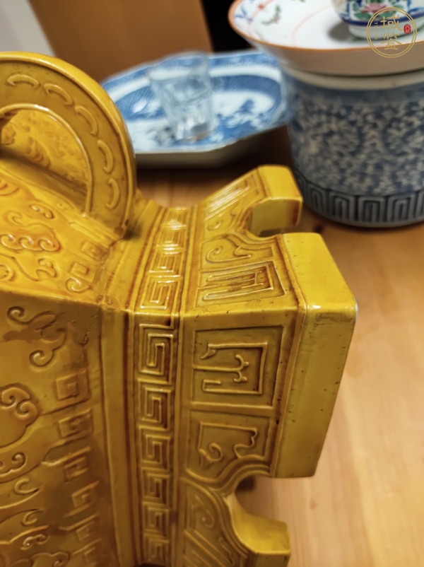 古玩陶瓷黃釉模印古青銅紋簠真品鑒賞圖