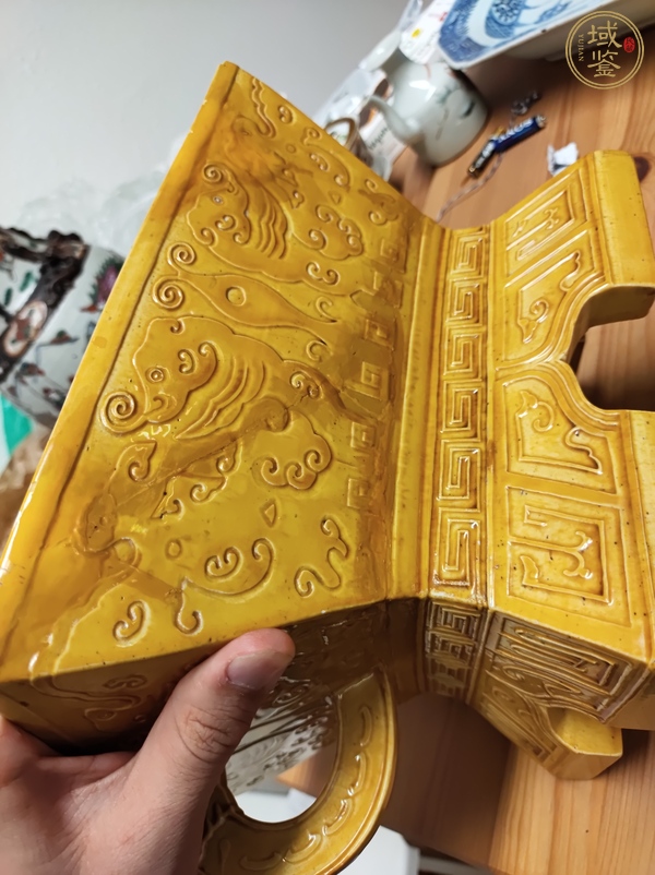 古玩陶瓷黃釉模印古青銅紋簠真品鑒賞圖