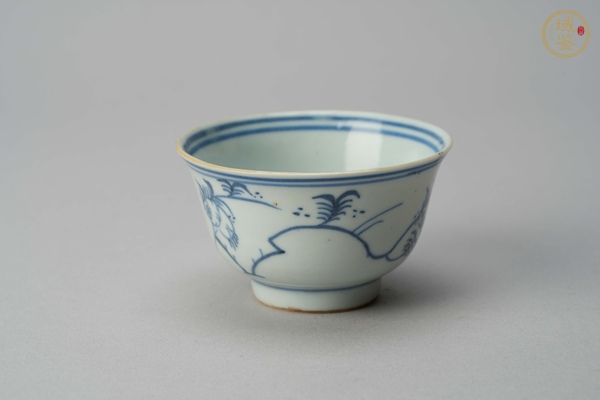 古玩陶瓷花果紋青花杯真品鑒賞圖