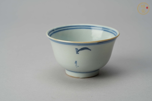 古玩陶瓷花果紋青花杯真品鑒賞圖