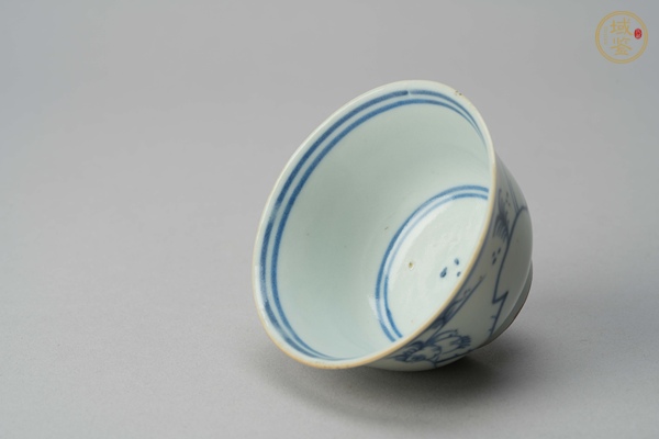 古玩陶瓷花果紋青花杯真品鑒賞圖