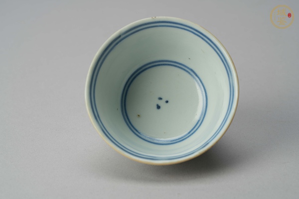 古玩陶瓷花果紋青花杯真品鑒賞圖