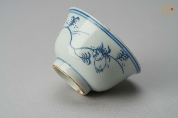 古玩陶瓷花果紋青花杯真品鑒賞圖