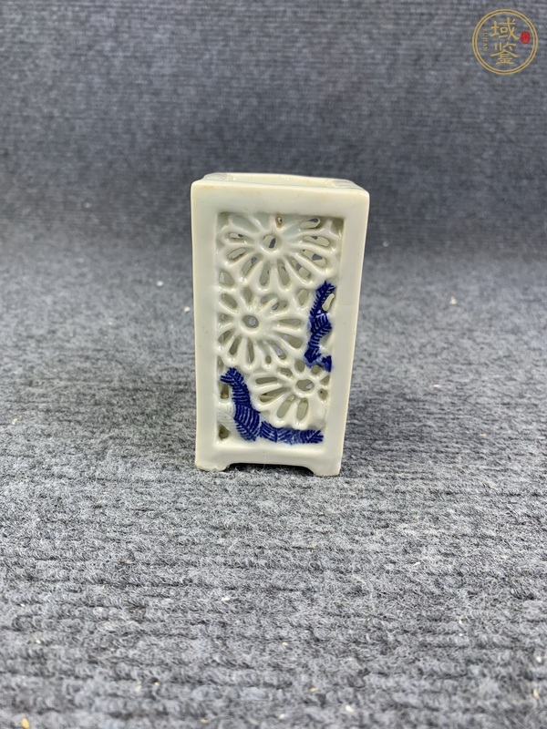 古玩陶瓷鏤空花卉紋筆筒真品鑒賞圖