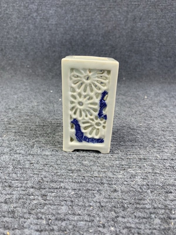 古玩轉(zhuǎn)賣鏤空花卉紋筆筒拍賣，當(dāng)前價格1200元