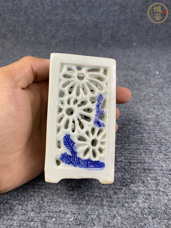 古玩陶瓷鏤空花卉紋筆筒真品鑒賞圖