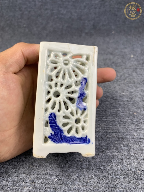 古玩陶瓷鏤空花卉紋筆筒真品鑒賞圖