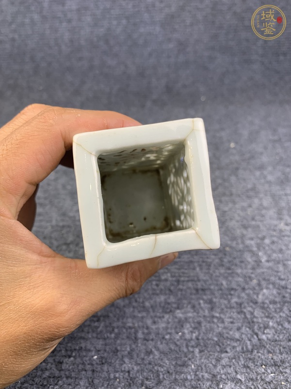古玩陶瓷鏤空花卉紋筆筒真品鑒賞圖