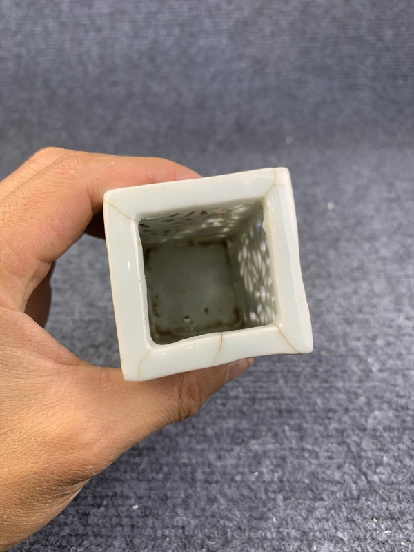古玩陶瓷鏤空花卉紋筆筒拍賣，當前價格158元