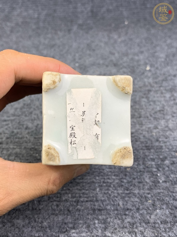 古玩陶瓷鏤空花卉紋筆筒真品鑒賞圖