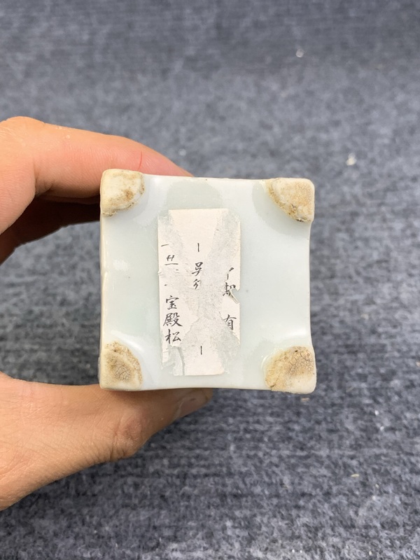 古玩陶瓷鏤空花卉紋筆筒拍賣，當前價格158元