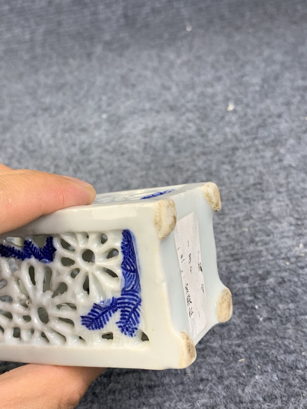 古玩陶瓷鏤空花卉紋筆筒拍賣，當前價格158元
