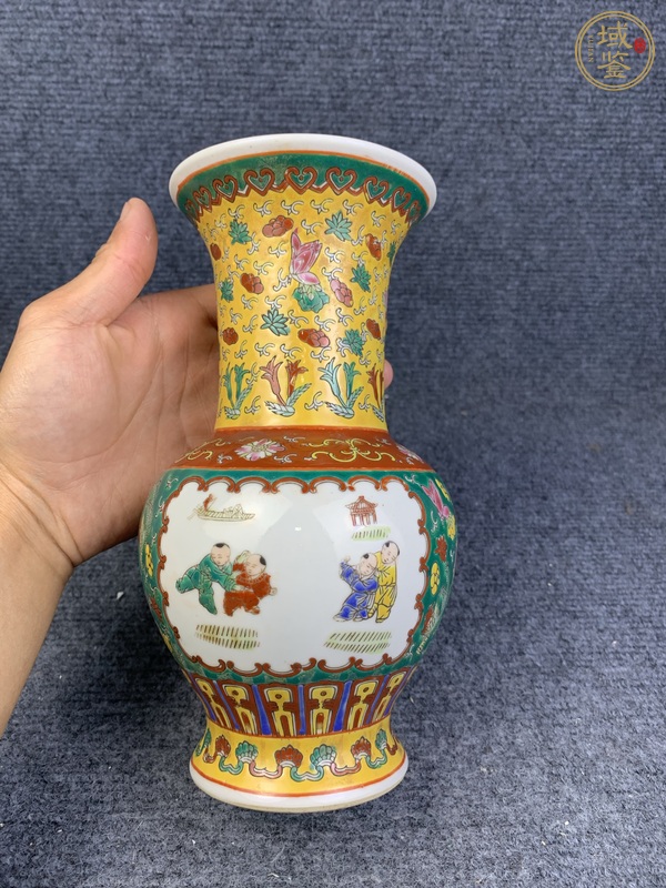 古玩陶瓷粉彩開窗嬰戲紋賞瓶真品鑒賞圖