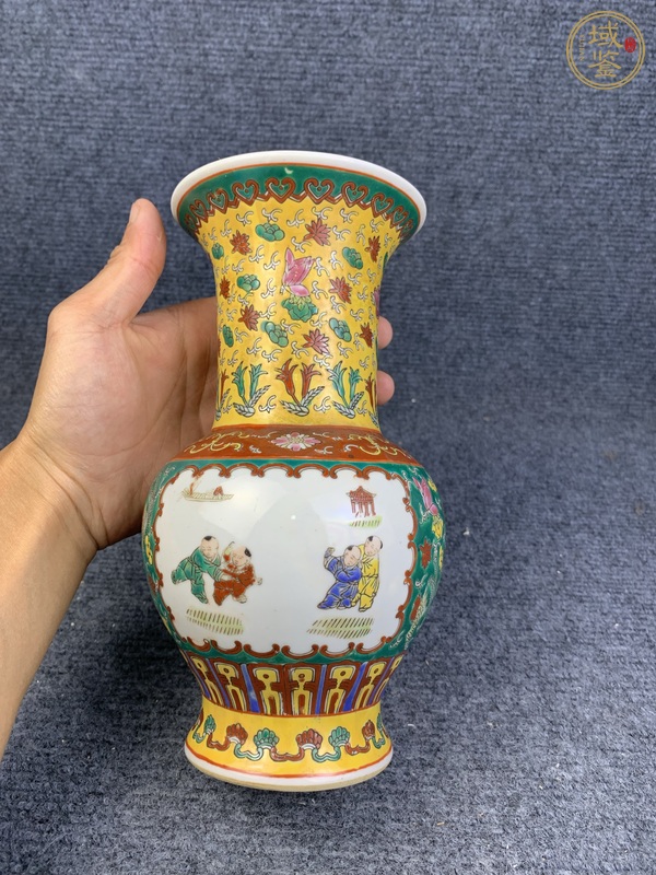 古玩陶瓷粉彩開窗嬰戲紋賞瓶真品鑒賞圖