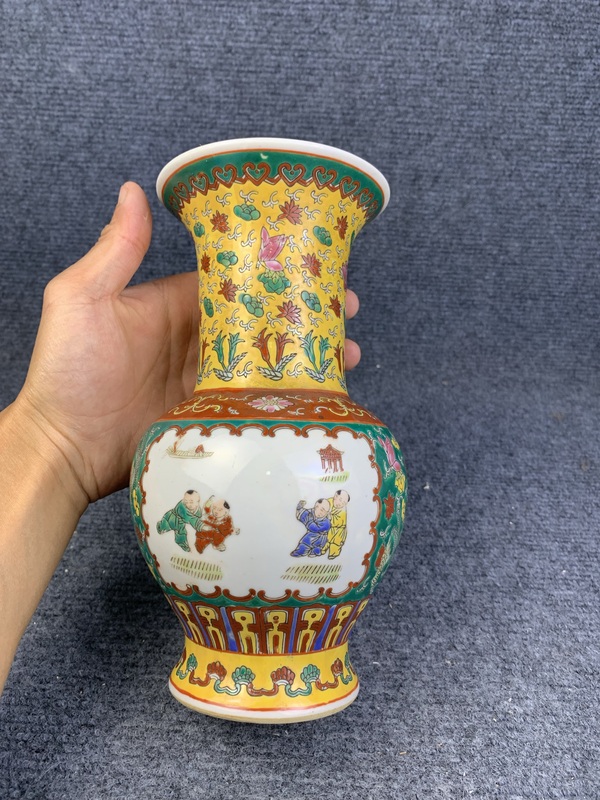 古玩陶瓷粉彩開窗嬰戲紋賞瓶拍賣，當前價格158元