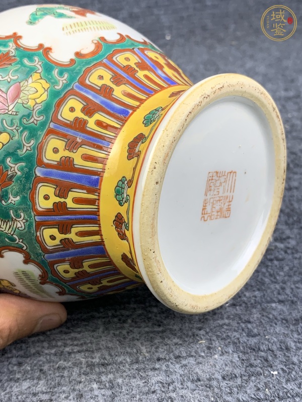古玩陶瓷粉彩開窗嬰戲紋賞瓶真品鑒賞圖