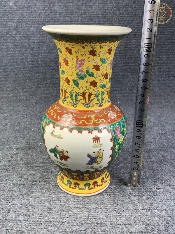 古玩陶瓷粉彩開窗嬰戲紋賞瓶真品鑒賞圖