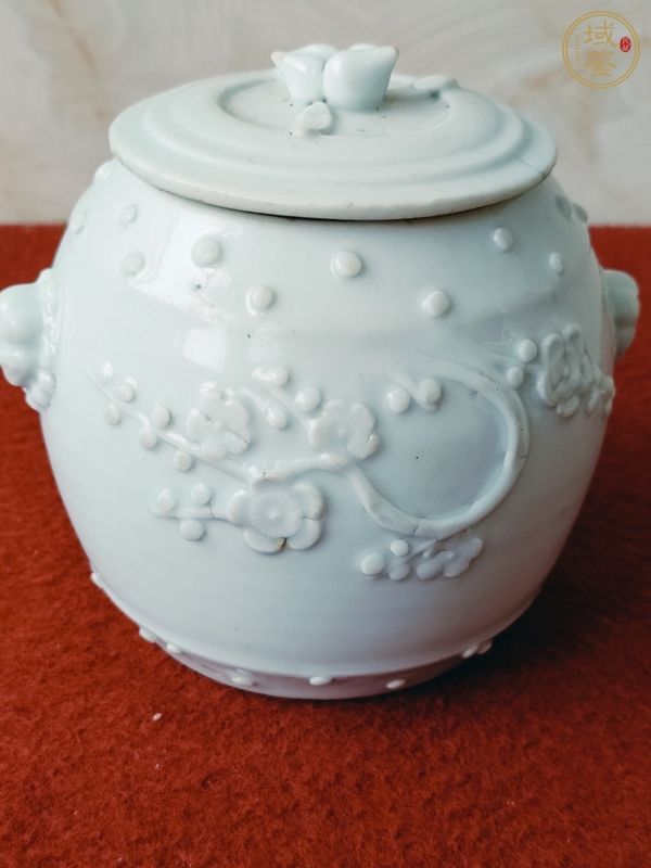 古玩民國時期德化窯白釉雙獅頭折枝梅花蓋罐真品鑒賞圖
