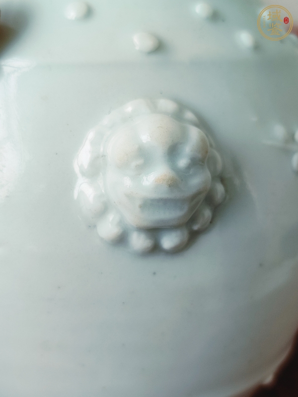 古玩陶瓷民國時(shí)期德化窯白釉雙獅頭折枝梅花蓋罐真品鑒賞圖