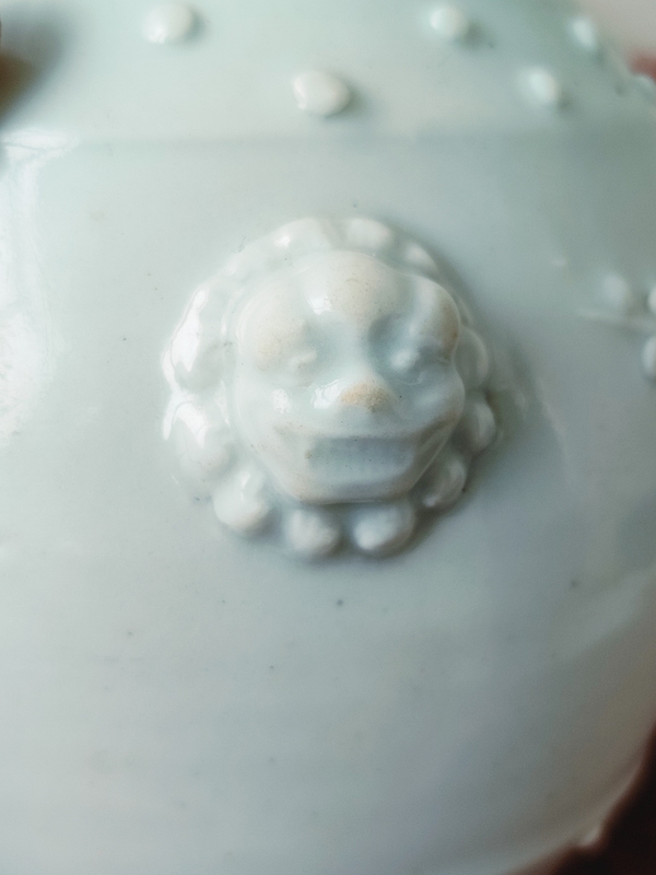 古玩陶瓷民國(guó)時(shí)期德化窯白釉雙獅頭折枝梅花蓋罐拍賣，當(dāng)前價(jià)格1200元