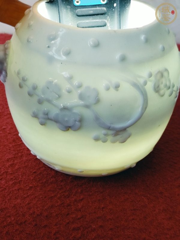 古玩陶瓷民國時(shí)期德化窯白釉雙獅頭折枝梅花蓋罐真品鑒賞圖