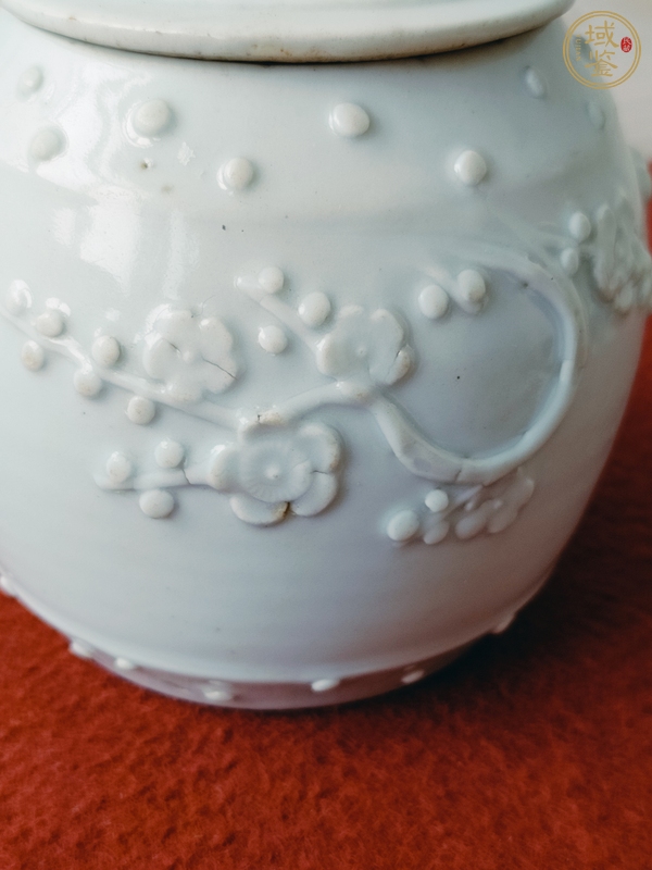 古玩陶瓷民國時期德化窯白釉雙獅頭折枝梅花蓋罐真品鑒賞圖