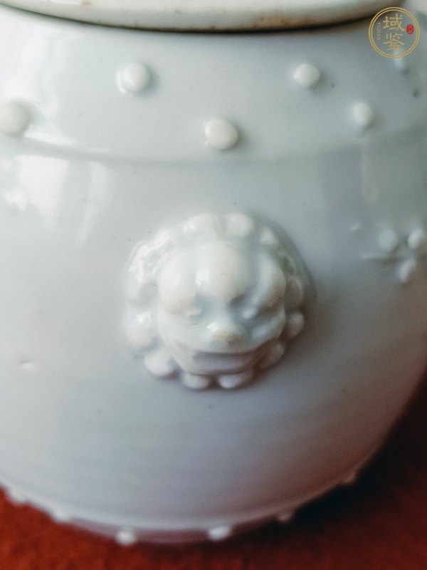 古玩陶瓷民國時(shí)期德化窯白釉雙獅頭折枝梅花蓋罐真品鑒賞圖