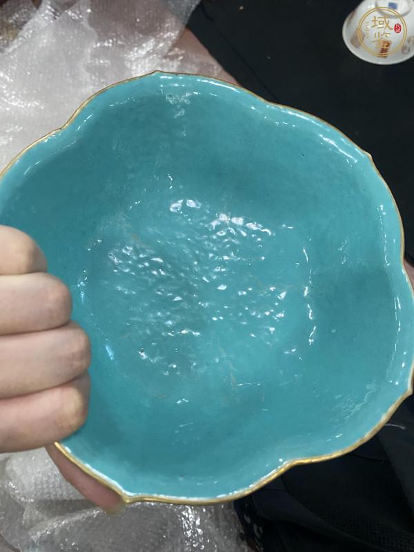 古玩陶瓷清同治藍地粉彩瑞鶴紋貢碗真品鑒賞圖
