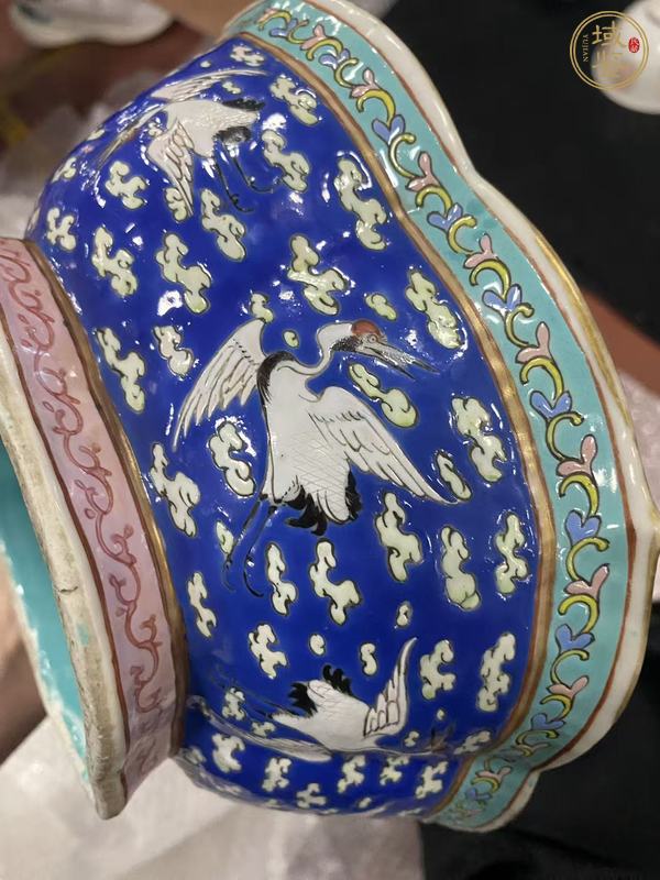 古玩陶瓷清同治藍地粉彩瑞鶴紋貢碗真品鑒賞圖
