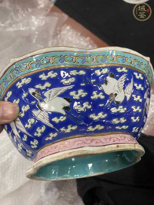 古玩陶瓷清同治藍地粉彩瑞鶴紋貢碗真品鑒賞圖